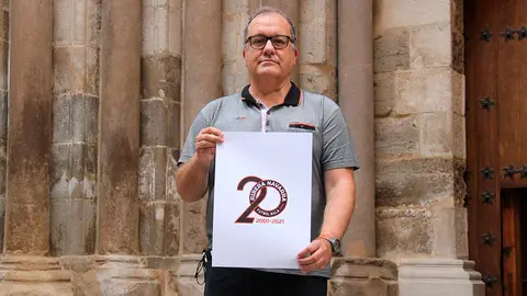Alberto Ram&iacute;rez Arregui, presidente del Aspil-Jumpers Ribera Navarra FS con el logotipo del 20 aniversario del club 2