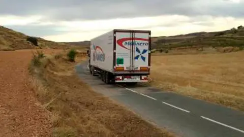 El cami&oacute;n dando marcha atr&aacute;s por la carretera de Gutur hasta el Portillo