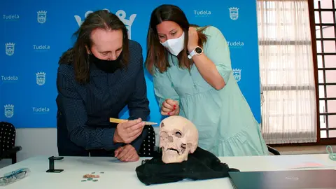 La&nbsp;concejal Irune Garc&iacute;a ha estado acompa&ntilde;ada en la rueda de prensa por el arque&oacute;logo tudelano Juanjo Bienes