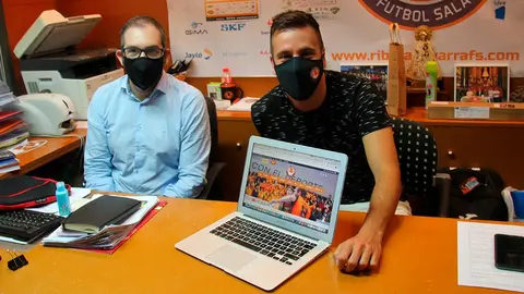 Juan Luis P&eacute;rez R&aacute;ndez, director de Marketing del club, e &Iacute;&ntilde;igo Sanz Cord&oacute;n, jefe de prensa de la entidad