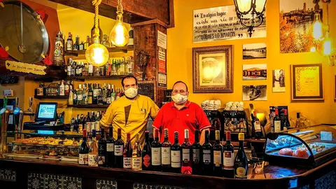 Los hermanos Lamana con todos los vinos que disponen de D.O. Navarra en Le Bistrot