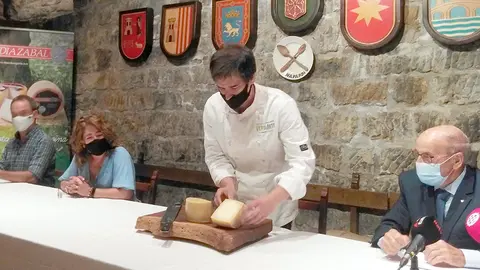 Primer Corte del Idiazabal del a&ntilde;o por Nacho G&oacute;mara