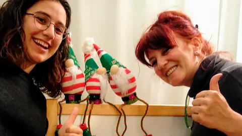 Rita Ramos con su compa&ntilde;era de los talleres infantiles