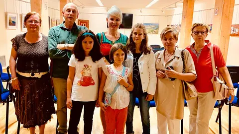 Ana Carcavilla con sus alumnos en una de sus exposiciones