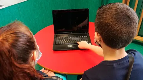 Los ni&ntilde;os y ni&ntilde;as cincovilleses que han participado en el proyecto de digitalizaci&oacute;n y alfabetizaci&oacute;n durante el verano han podido acceder a actividades y tareas gracias a las nuevas tecnolog&iacute;as