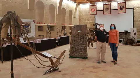 El autor de la exposici&oacute;n de antiguos aperos agr&iacute;colas, Jes&uacute;s Sanz, y la concejal de cultura del Ayuntamiento de Fitero, Mar&iacute;a Aliaga