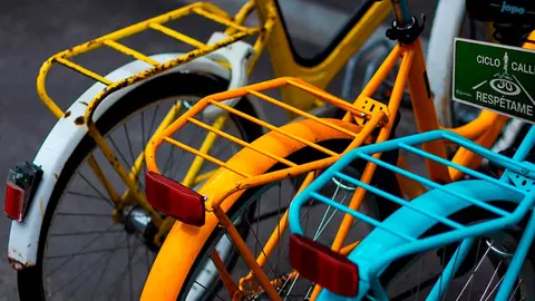 Chapa para la bicicleta en la que se puede leer el 'Resp&eacute;tame' de la campa&ntilde;a