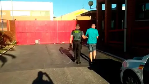 Un agente de la Guardia Civil se lleva detenido al var&oacute;n de 47 a&ntilde;os