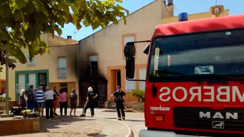 El incendio ha calcinado toda la bajera y enseres que se encontraban en su interior