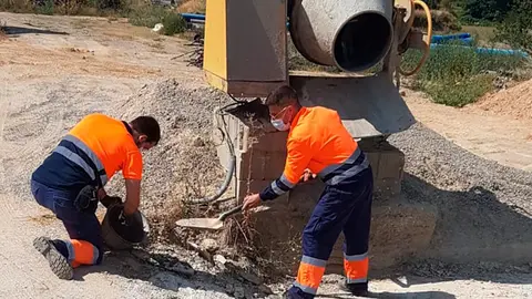 J&oacute;venes parados Tarazona