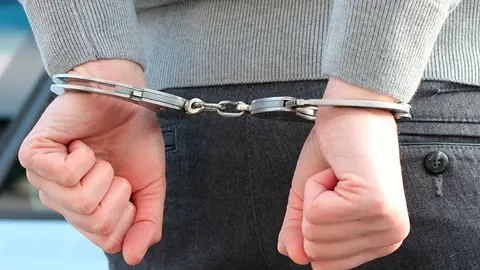 polic&iacute;a arresto detenido detenci&oacute;n bloqueo c&aacute;rcel esposas manifestasci&oacute;n concentraci&oacute;n v&aacute;ndalo disturbios 1