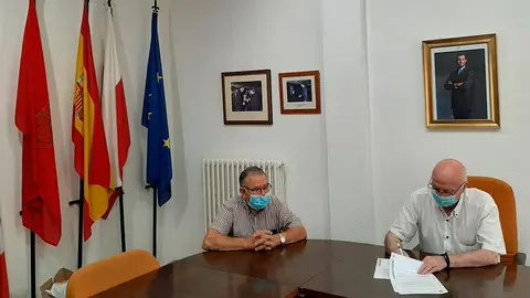 Momento de la firma del contrato entre el alcalde de Ablitas, Carmelo Arriazu Serrano y el Presidente de Adisco Valent&iacute;n Carranza Rold&aacute;n 2
