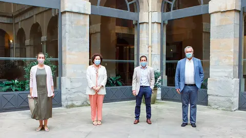 De izquierda a derecha Cristina Azcona, vicepresidenta de LARES, la consejera Maeztu, Juan Carlos Castillo y el presidente de ANEA, Rafael S&aacute;nchez Ostiz, antes de la comparecencia de prensa.