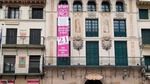 Se ha colocado una lona alusiva a esta conmemoraci&oacute;n en la Casa del Reloj