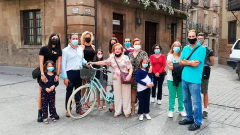 Mar&iacute;a Sanz L&aacute;zaro rodeada de su familia