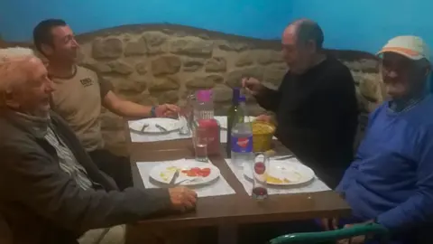 El comedor social de El Frago se puso en marcha ayer con los primeros comensales