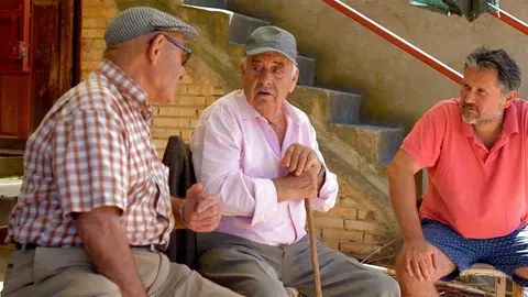Santi Cord&oacute;n conversando con dos de los &uacute;ltimos hortelanos de la Mejana