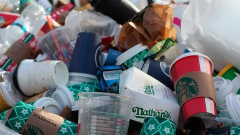 basura desperdicio vasos plasticos envases
