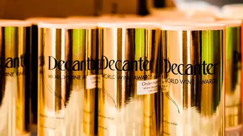 Cuatro rollos de pegatigas doradas de Decanter World Wine Awards