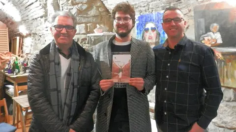 Pepe Alfaro, Mikel Arilla y Domingo Alberto Mart&iacute;nez en la presentaci&oacute;n de &lsquo;Un ciervo en la carretera&rsquo; en la librer&iacute;a Letras a la taza de Tudela