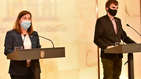 La portavoz Sara Alba, y el director general de Salud P&uacute;blica, Pello Latasa