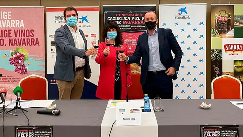David Palacios, Presidente de la D.O.Navarra; Natalia Ecay, en representaci&oacute;n de AEHN (Asociaci&oacute;n de Hosteler&iacute;a y Turismo de Navarra) y Pablo Ando&ntilde;o, Director Comercial de Banca Retail de la DT Ebro de CaixaBank