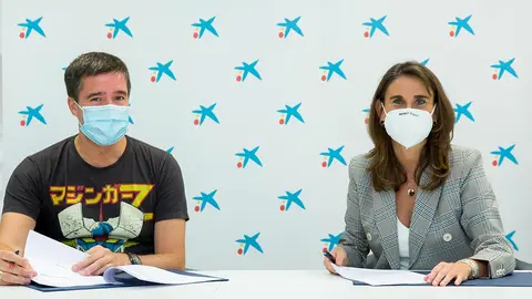 Momento de la firma del convenio entre Isabel Moreno e I&ntilde;aki &Uacute;car que permitir&aacute; a los comercios asociados acceder al programa &ldquo;CaixaBank te ayuda&rdquo;, orientado a dar apoyo en el d&iacute;a a d&iacute;a de su actividad
