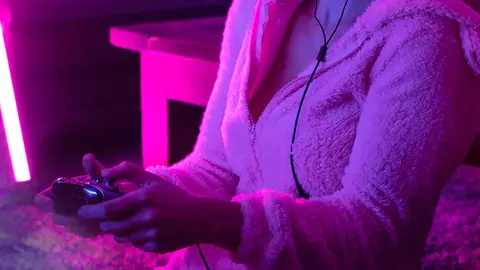mujer chica gaming videoconsola videojuegos juegos mando