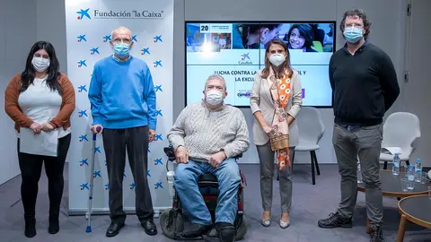 De izquierda a derecha: Andrea Corera, coordinadora general de programas de ANTOX; Manolo Campillo, vicepresidente de la Fundaci&oacute;n Tudela Comparte; Patxi Lasa, presidente de la Fundaci&oacute;n Gizakia Herritar y director del Comedor Solidario Par&iacute;s 365; Isabel Moreno, directora territorial Ebro de CaixaBank; y Alberto Urteaga, directora de Itxaropen Gune