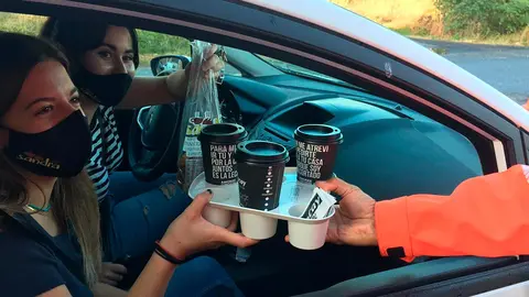 Las chicas de Reposter&iacute;a Sandra entregando caf&eacute; a agentes de Polic&iacute;a Foral