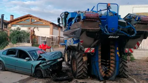 Colisi&oacute;n del turismo con la cosechadora