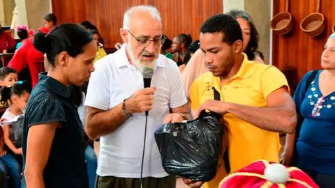 Padre Cacho Reparto de Juguetes 2 (Foto cedida Padre Cacho)