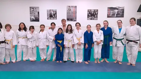 El Maestro F&eacute;lix Pastor, en el centro, con parte del equipo femenino del Gimnasio Shogun
