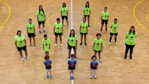 Jugadoras de las categor&iacute;as inferiores con jugadoras del Senior Femenino GCH Garbayo Chivite Cintru&eacute;nigo FS 2