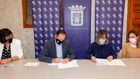Luis Jos&eacute; Arrechea firmando el acuerdo con las responsables de la Asociaci&oacute;n Protectora de Animales de Tarazona y el Moncayo (APATA)