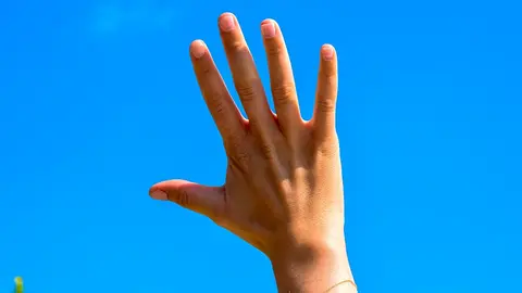 mano levantada participaci&oacute;n presupuestos participativos manos arriba brazo levantado