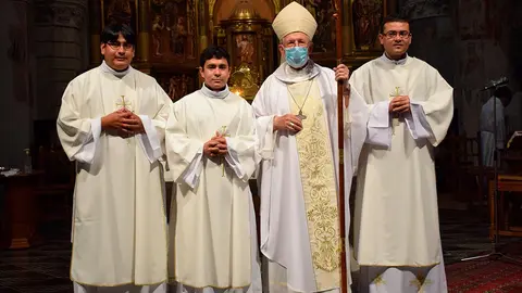 Henry Joel Medina, Jos&eacute; Rodrigo Montoya e Iv&aacute;n Rodas Gonz&aacute;lez con el Monse&ntilde;or Eusebio Hern&aacute;ndez Sola