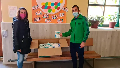 Sandra Casaus, concejala de Servicios Sociales y Educaci&oacute;n del Ayuntamiento de S&aacute;daba, haciendo entrega del material sanitarios al director del CRA Los Ba&ntilde;ales de S&aacute;dada, Miguel Esp&eacute;s