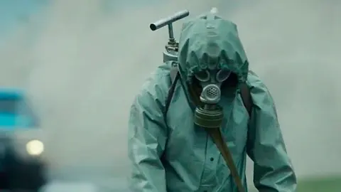 Las mascarillas se convertir&aacute;n en m&aacute;scaras, como esta de un trabajador de Chernobyl