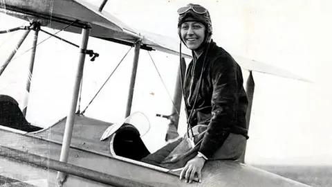 Iberia rinde homenaje a la primera piloto en Espa&ntilde;a 1
