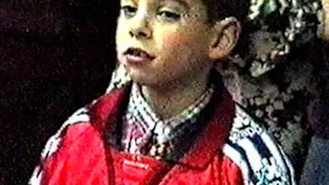 Iker Sesma, de ni&ntilde;o, con la camiseta de Osasuna