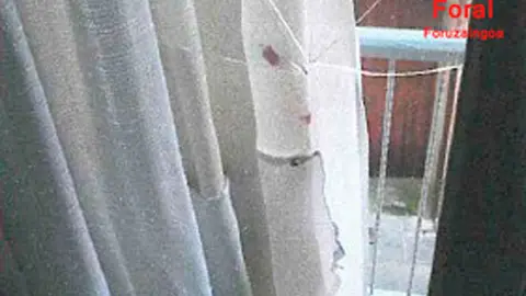 Ventana por la que accedieron a la vivienda