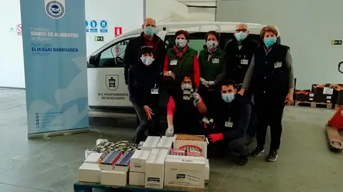 Entrega de productos alimentarios al Banco de Alimentos