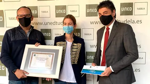 El Director de la UNED de Tudela, Luis J. Fern&aacute;ndez Rodr&iacute;guez, el Presidente de AER (Asociaci&oacute;n de Empresarios de la Ribera), Domingo S&aacute;nchez Arteaga y la premiada, Elia Royo Fr&iacute;as