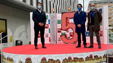 De izquierda a derecha, Miguel Bados (Director de Comunicaci&oacute;n y Relaciones Institucionales de El Corte Ingl&eacute;s), Alfredo Hernanz (Director de El Corte Ingl&eacute;s en Pamplona) y el dibujante C&eacute;sar Oroz