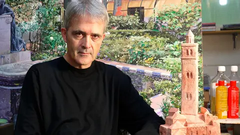 Jos&eacute; Ra&uacute;l Gil Rodr&iacute;guez posa con el trofeo del XXXII Concurso Nacional de Pintura 'Miguel Gonz&aacute;lez Sandoval'