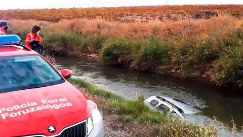Uno de los dos veh&iacute;culos que han colisionado ha ca&iacute;do al Canal de Lodosa