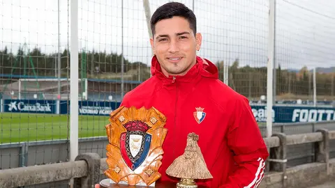 Chimy &Aacute;vila con el premio Casta y Coraje de de la Pe&ntilde;a Osasunista de Fusti&ntilde;ana