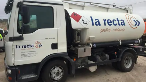 Uno de los veh&iacute;culos cisterna con los que Carburantes del Ebro realiza el reparto de gas&oacute;leo