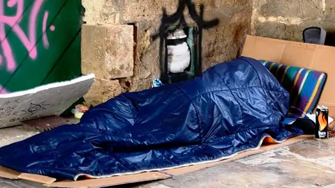 pobre vagabundo mendigo calle dormir sin techo sintecho deshauciado